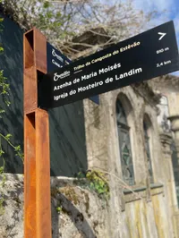 Detalhe de placa direcional Frame em HPL+ para rota urban da Floema Urban.