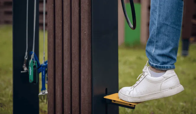 Detalhe do sistema de enchimento de pneus da Floema's Bike Station. Estrutura para espaços urbanos feita de plástico reciclado e aço. 