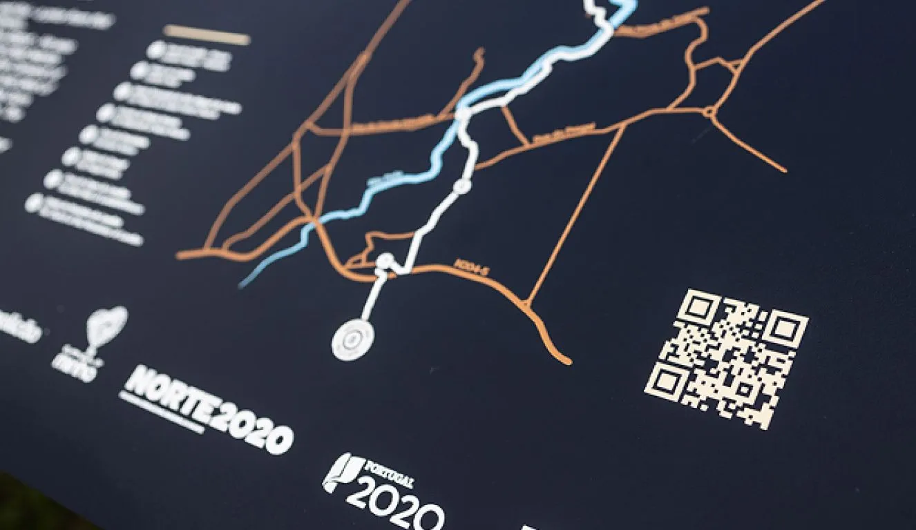 Detalhe da gravação no painel HPL+ de uma mesa interpretativa para espaços urbanos. Ideal para percursos urbanos e orientação de peões.