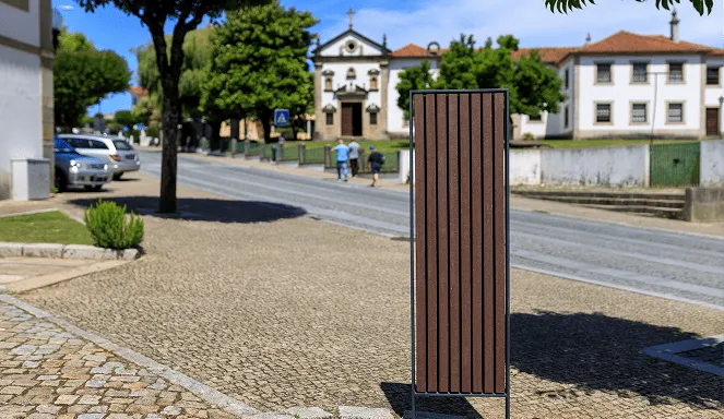Totem de sinalização urbana em aço resistente às intempéries e painel HPL+. Ideal para percursos urbanos e orientação de peões.