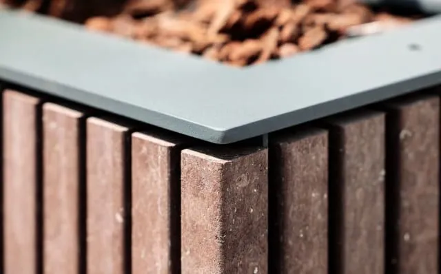 Detalhe do plástico reciclado e da estrutura metálica da floreira urbana da Floema da linha Frame.