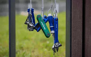 Detalhe das ferramentas de reparação de bicicletas da estrutura da estação de bicicletas Floema para espaços urbanos, fabricada em plástico reciclado e aço. 