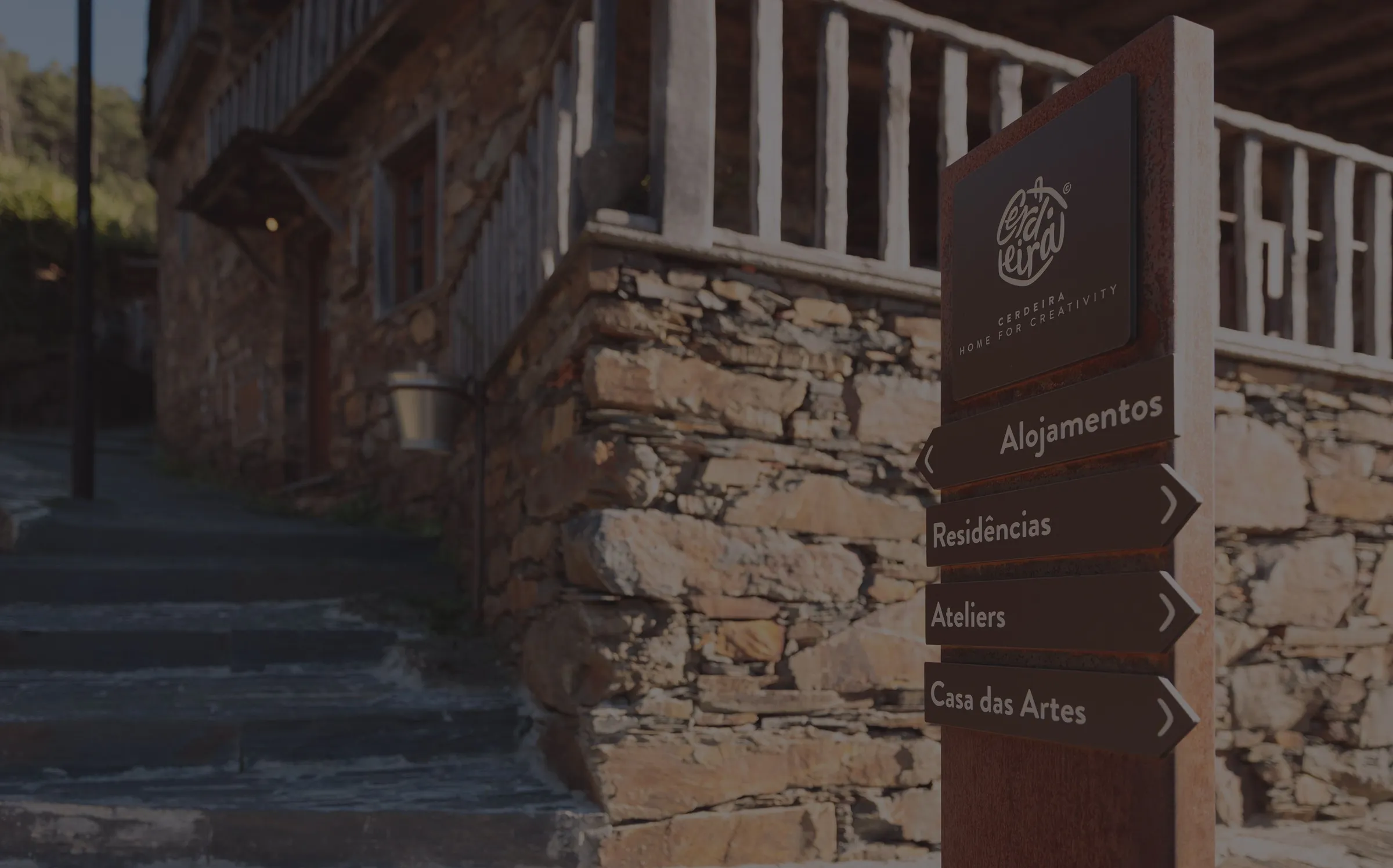 Placa direcional numa aldeia