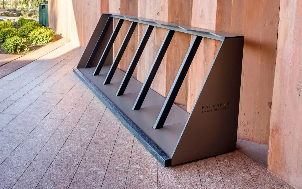 Vista lateral de bag rack para clubhouse em HPL e plástico reciclado.