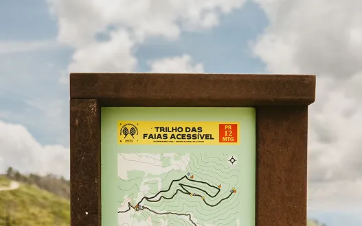 Detalhe superior de painel informativo pequeno ICNF com estrutura em plástico reciclado castanho e painel em HPL Print.