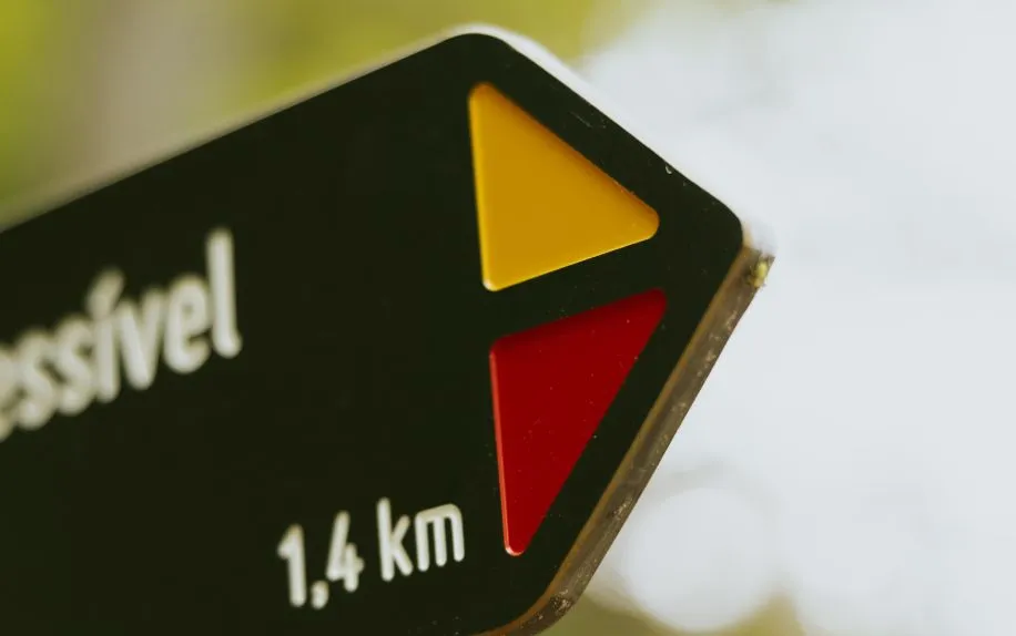 Detalhe de marcas pintadas de placa direcional em HPL+, modelo Floema, de percursos pedestres.