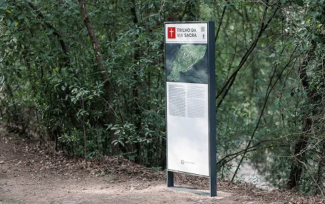 Totem de sinalização informativa para ambientes urbanos com base em aço resistente às intempéries e painel gráfico HPL+.