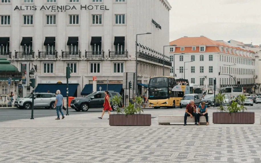 Floreiras urbanas Frame da Floema feitas com plástico reciclado e metal numa praça urbana.
