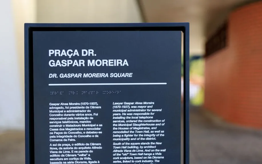 Totem de navegação urbana com estrutura em aço resistente às intempéries e painel HPL+, concebido para pontos de informação ao ar livre.