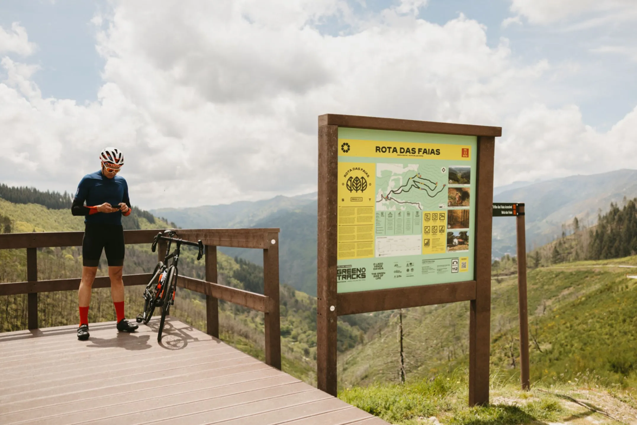 Photograph in Serra da Estrela with cyclist taking a break on a viewpoint made from recycled plastic, floema model, with ICNF information panel for protected areas, with interior panel in HPL Print with route map.