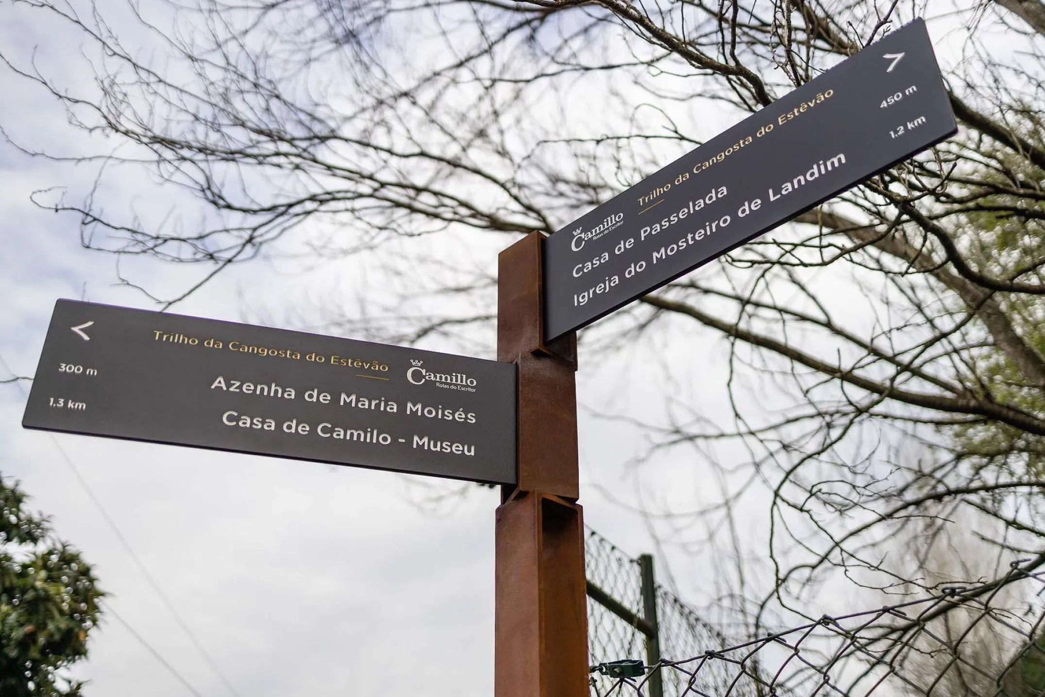 Detalhe de placas direcionais Frame da Floema Urban em HPL+ com sistema de fixação e poste Frame em aço corten.