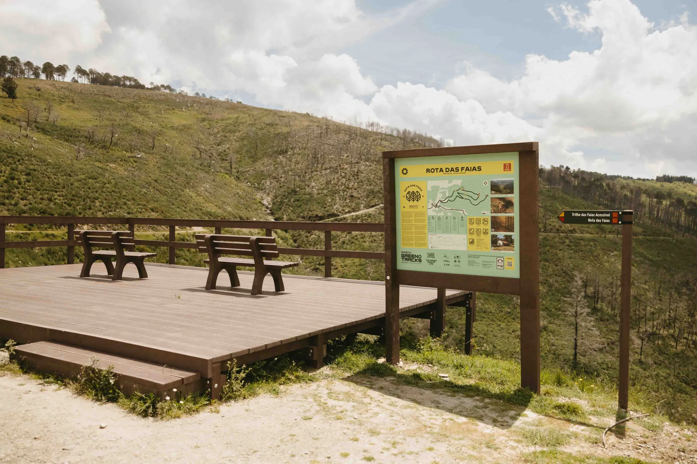 Painel informativo grande ICNF com estrutura em plástico reciclado e painel em HPL Print, modelo Floema, integrado no parque natural da Serra da Estrela.