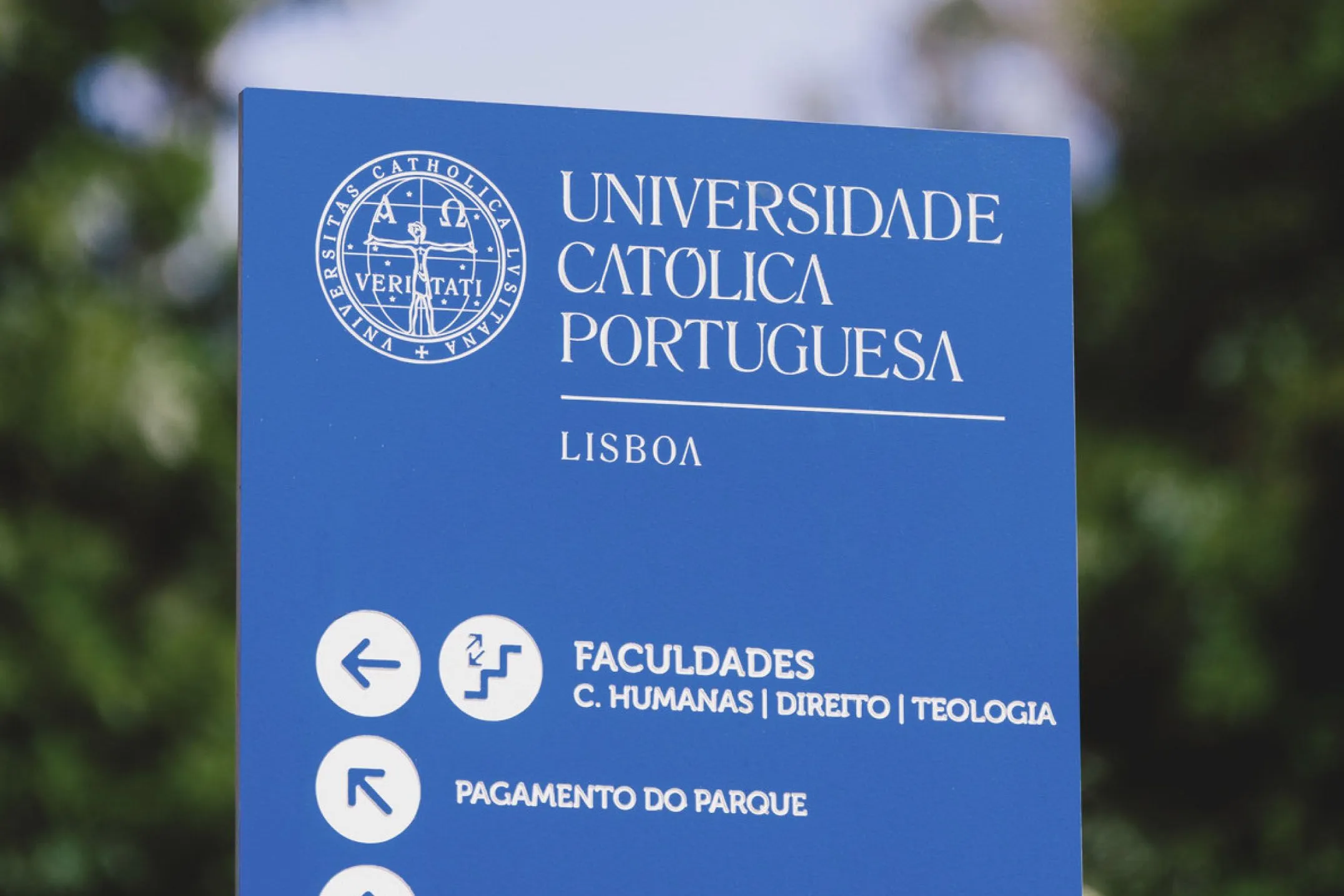 Detalhe de totem direcional em HPL+ para a Universidade católica portuguesa. Sinalética urbana personalizada da Floema Urban