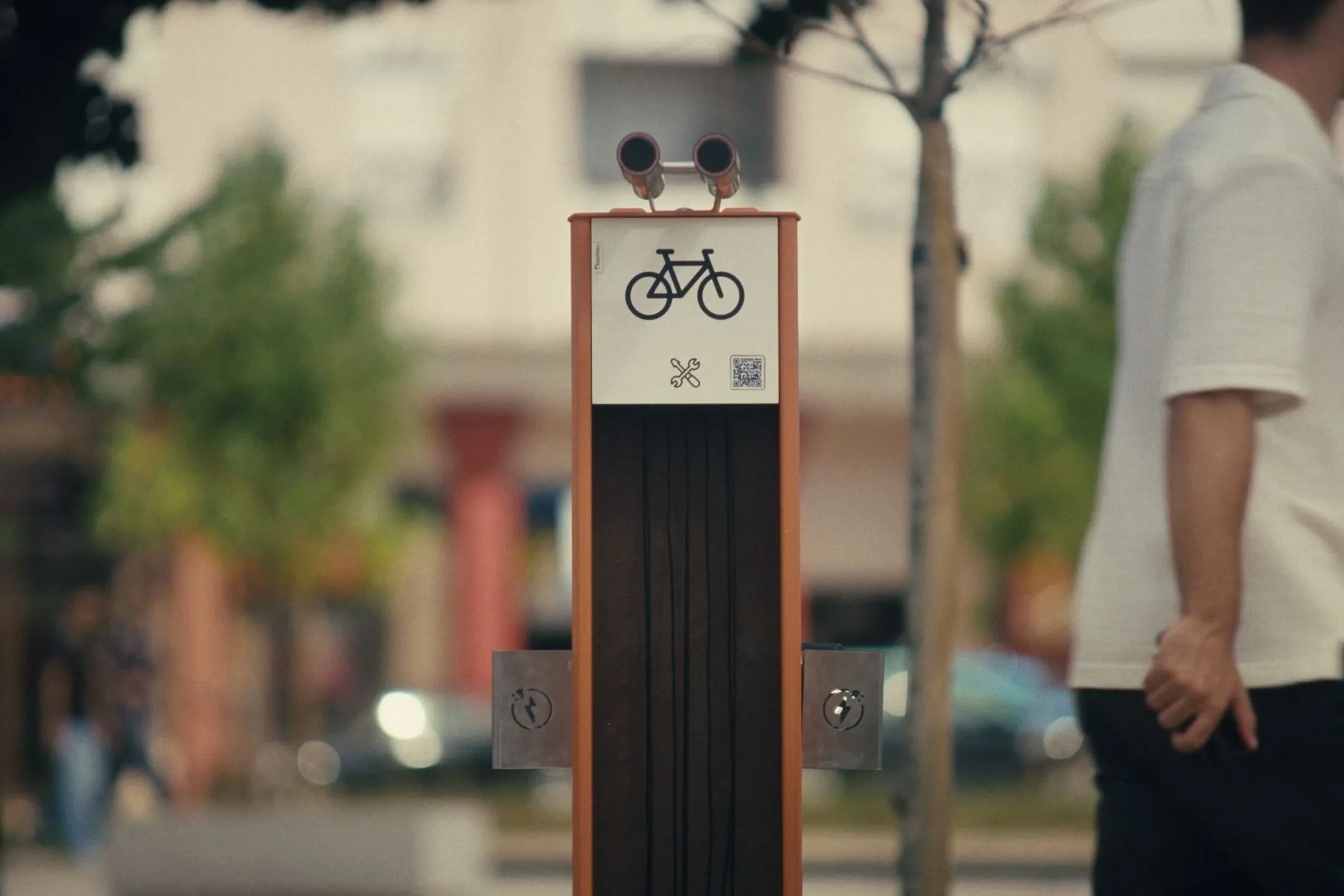 Bike station urbana modelo Floema em aço inoxidável pintado e com informação em HPL+