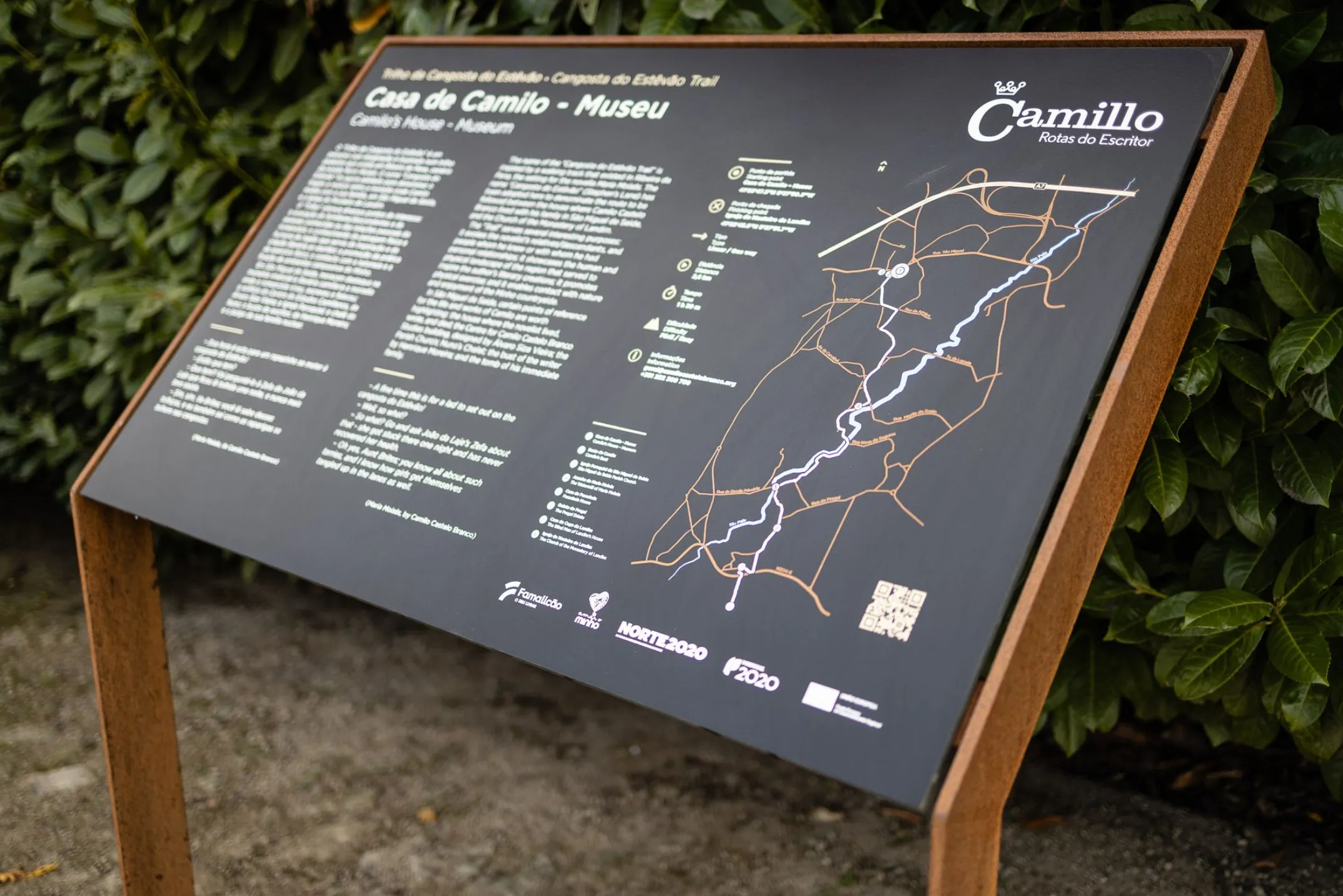 Mesa interpretativa Frame com estrutura em aço corten e painel em HPL+, modelo Floema, para rota literária urbana.