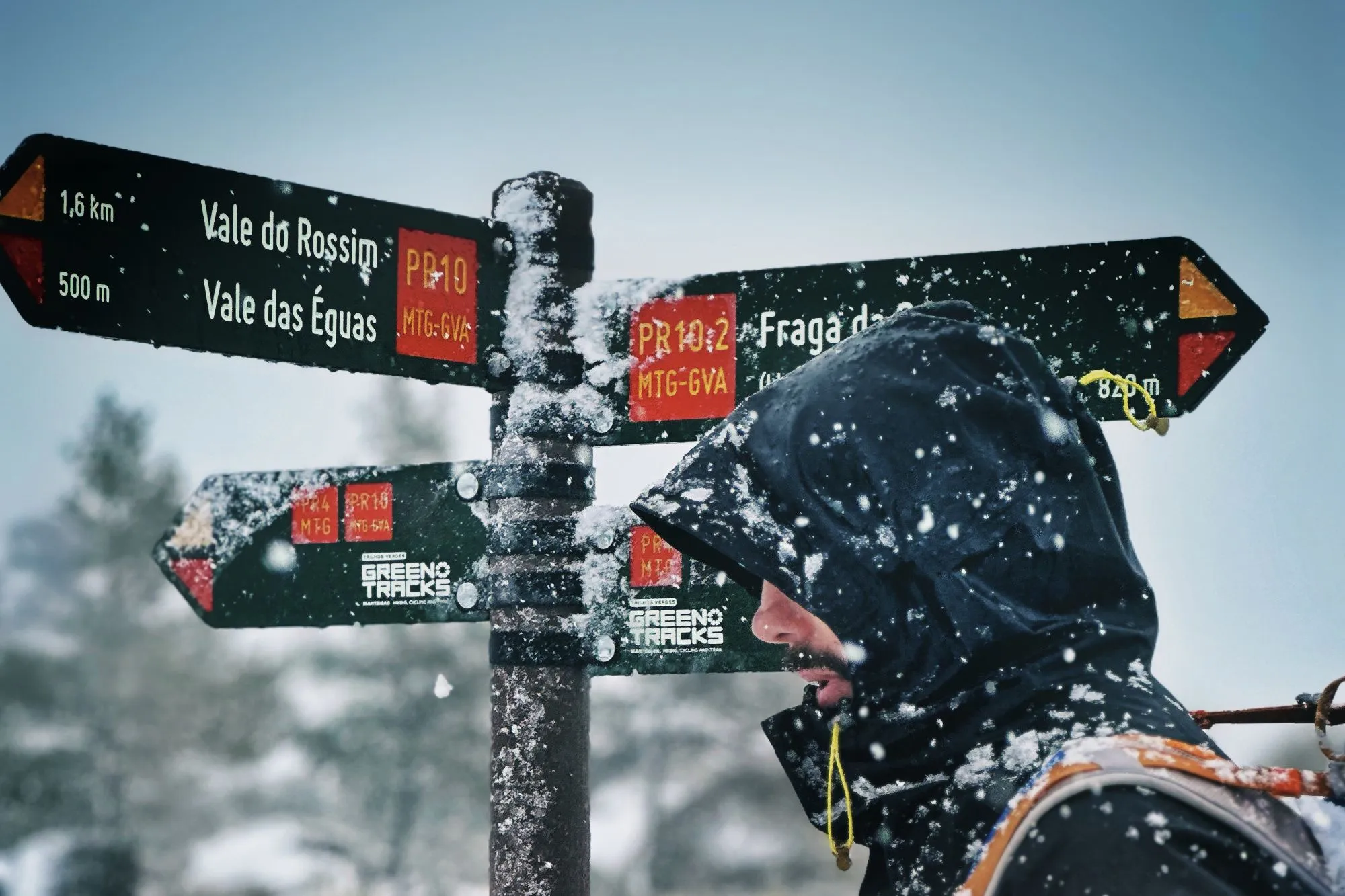 Placa direcional para percursos pedestres com poste em plástico reciclado da Floema, num parque natural cheio de neve.