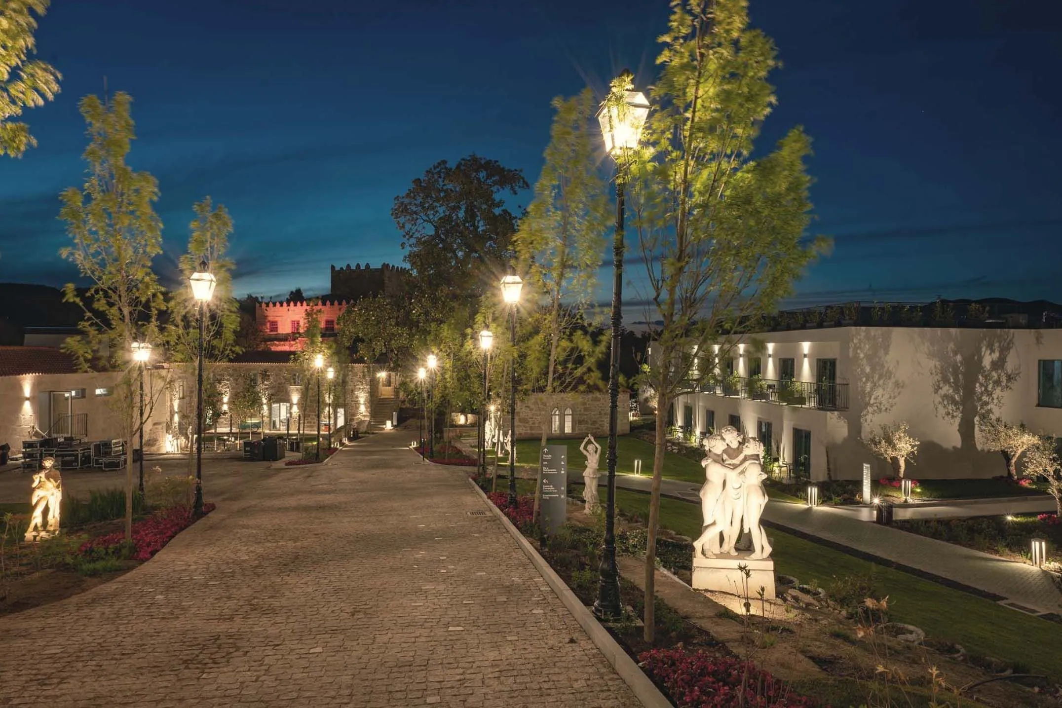 Área exterior de hotel com totem direcional, modelo Floema Details, em HPL+