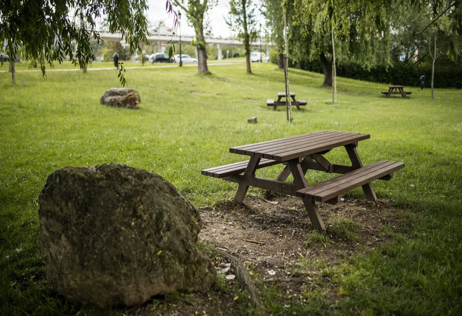 Mesa de piquenique em plástico reciclado castanho, modelo floema, em parque urbano.