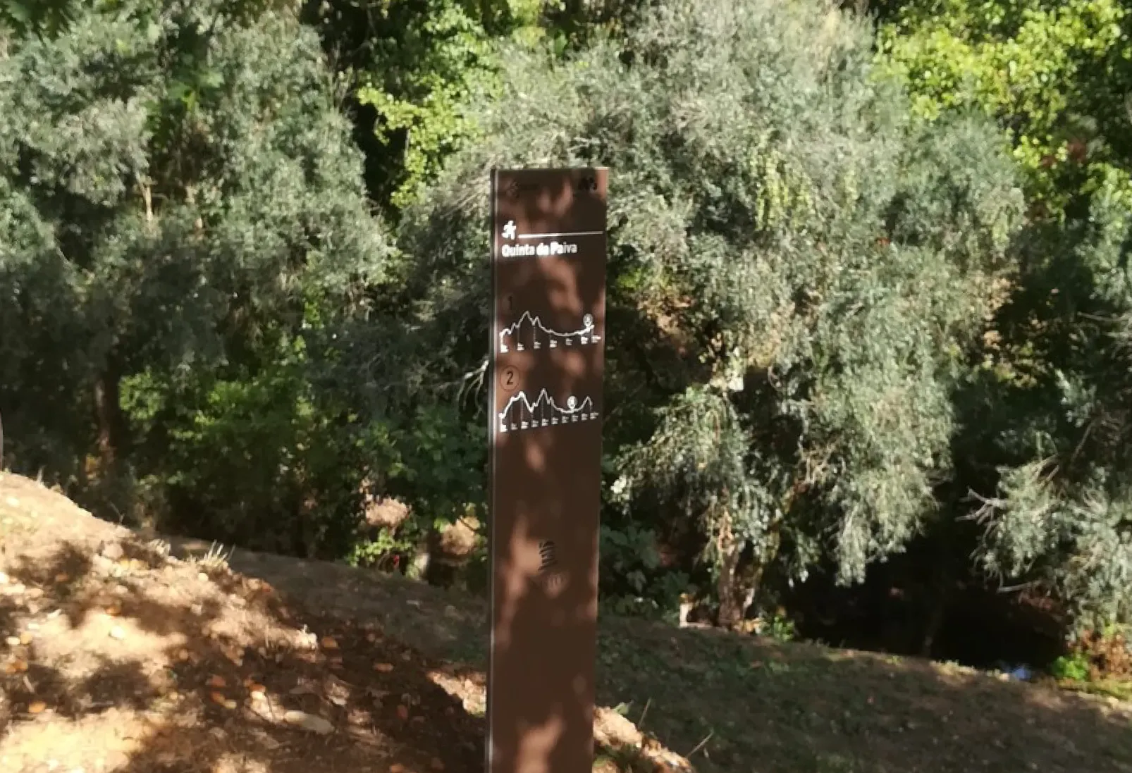 Baliza informativa de trail running em HPL+ em espaço natural.