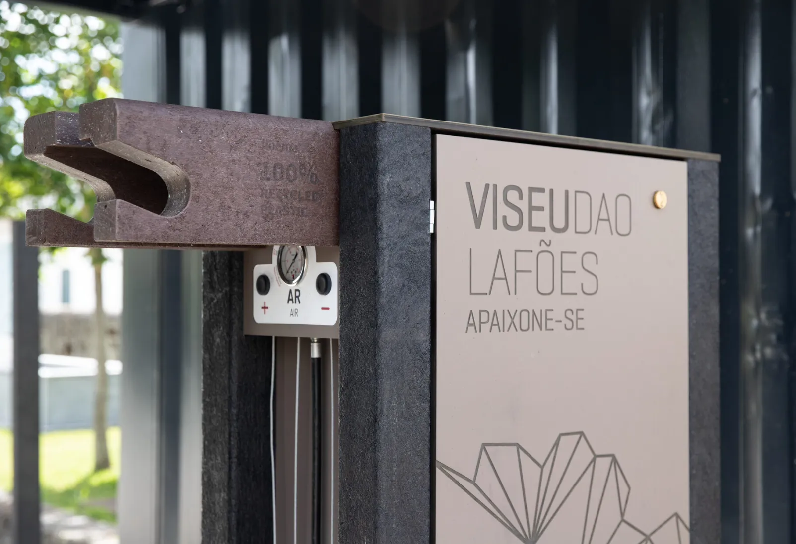 Detalhe de suporte e bomba de ar de bike station high tech Floema personalizada com estrutura em plástico reciclado preto e HPL+.