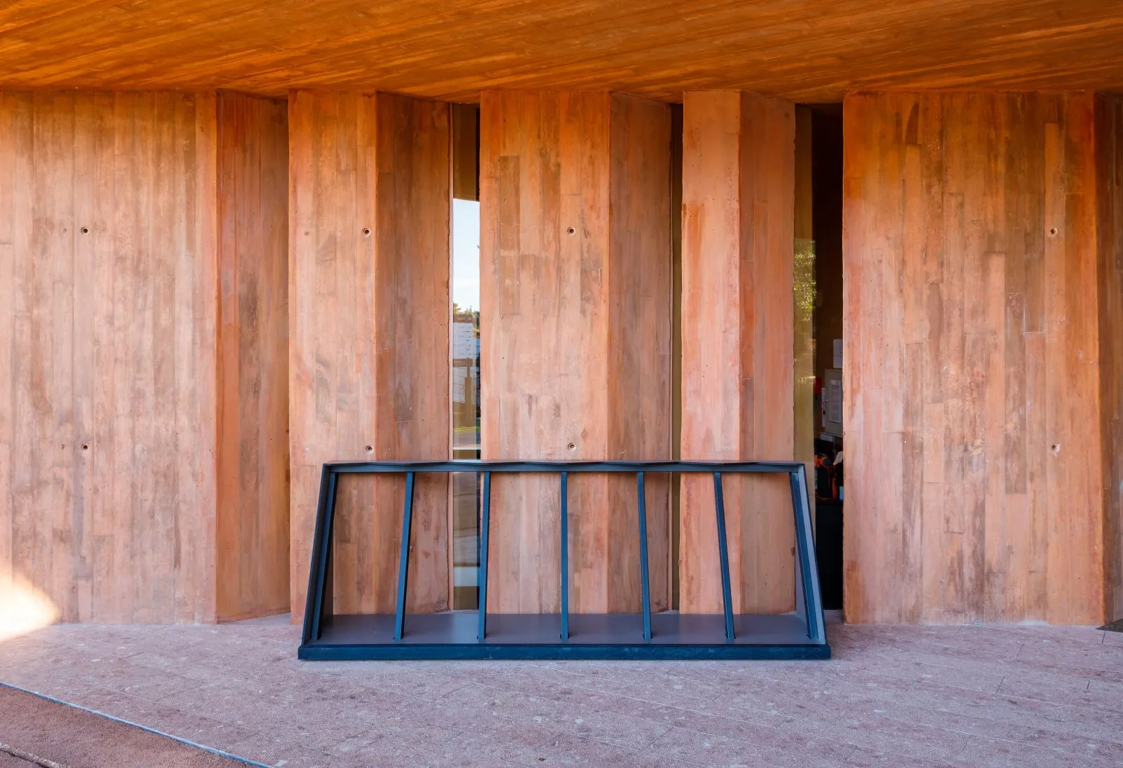 Bag rack Royal da Floema em HPL e plástico reciclado para entrada de Clubhouse.