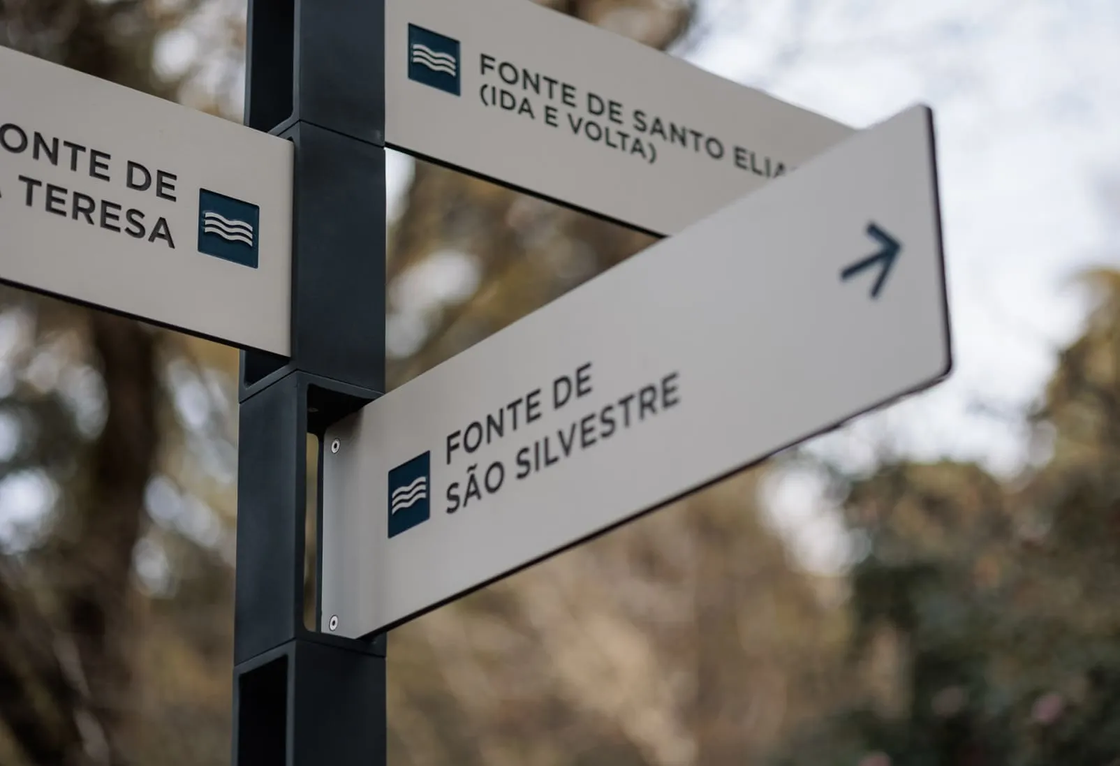 Detalhe de sinalização direcional resistente às intempéries para espaços públicos em HPL+.