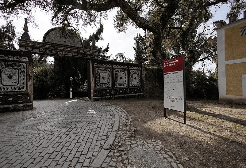  Totem informativo resistente à ferrugem para espaços públicos, com estrutura em aço resistente às intempéries e painel de sinalização HPL+.