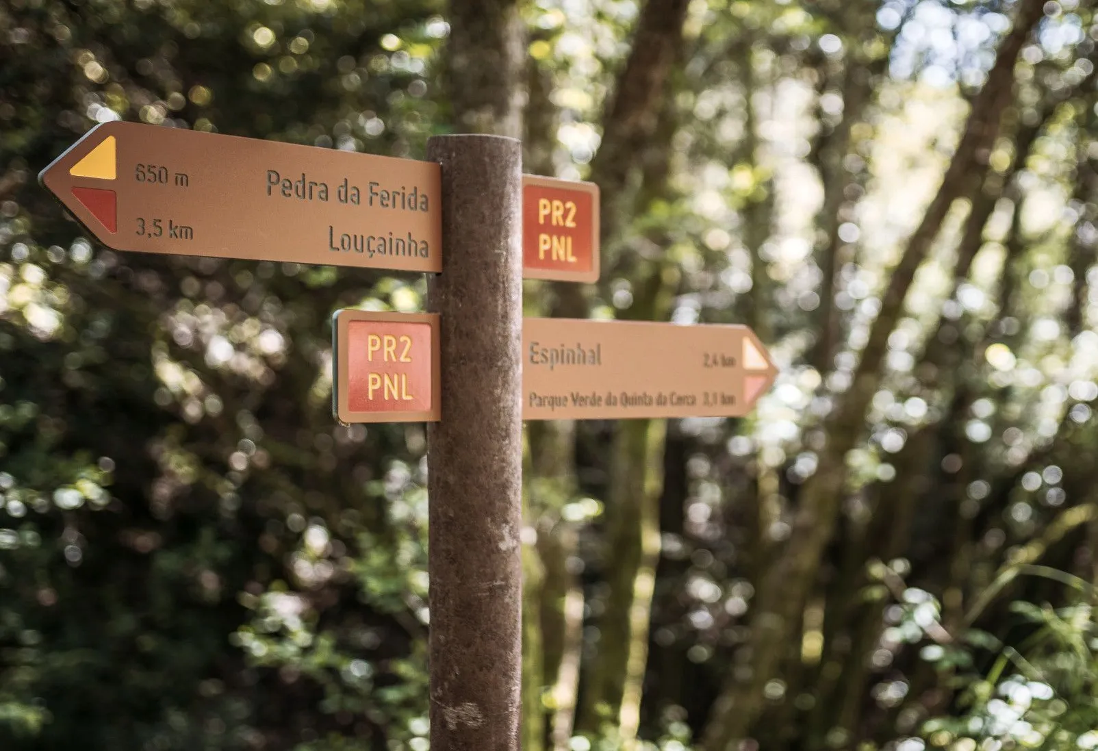 Placas direcionais de percursos pedestres em HPL+, fixadas a poste de plástico reciclado castanho Floema.