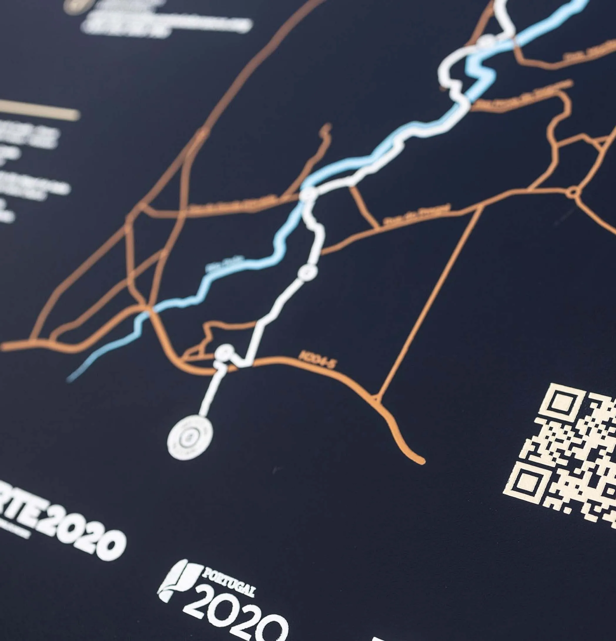 Detalhe de informação gravada e pintada em HPL* de mesa interpretativa Frame, da Floema, para rota urbana.