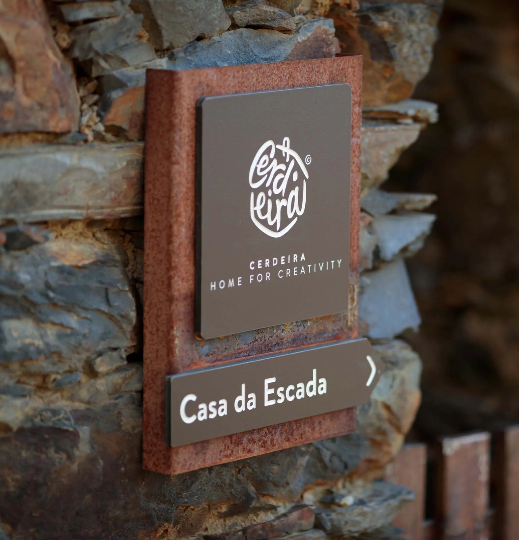 Placa de encaminhamento para hotel personalizada com informação em HPL+ e base em aço corten.