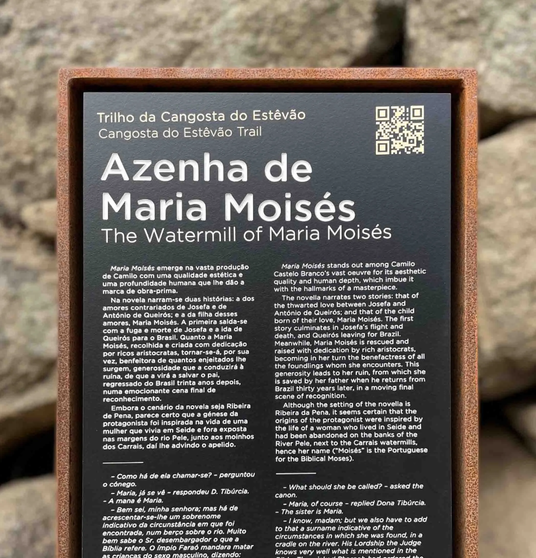 Detalhe de totem informativo Frame, da Floema Urban, para a rota urbana Trilho da Cangosta do Estêvão. Com informação em HPL+ e estrutura em aço corten.