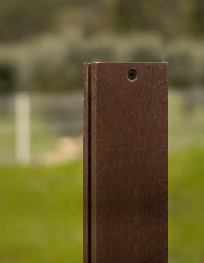 Detalhe do pilareta Floema da linha Frame. Fabricado em plástico reciclado castanho e com um design moderno e minimalista.