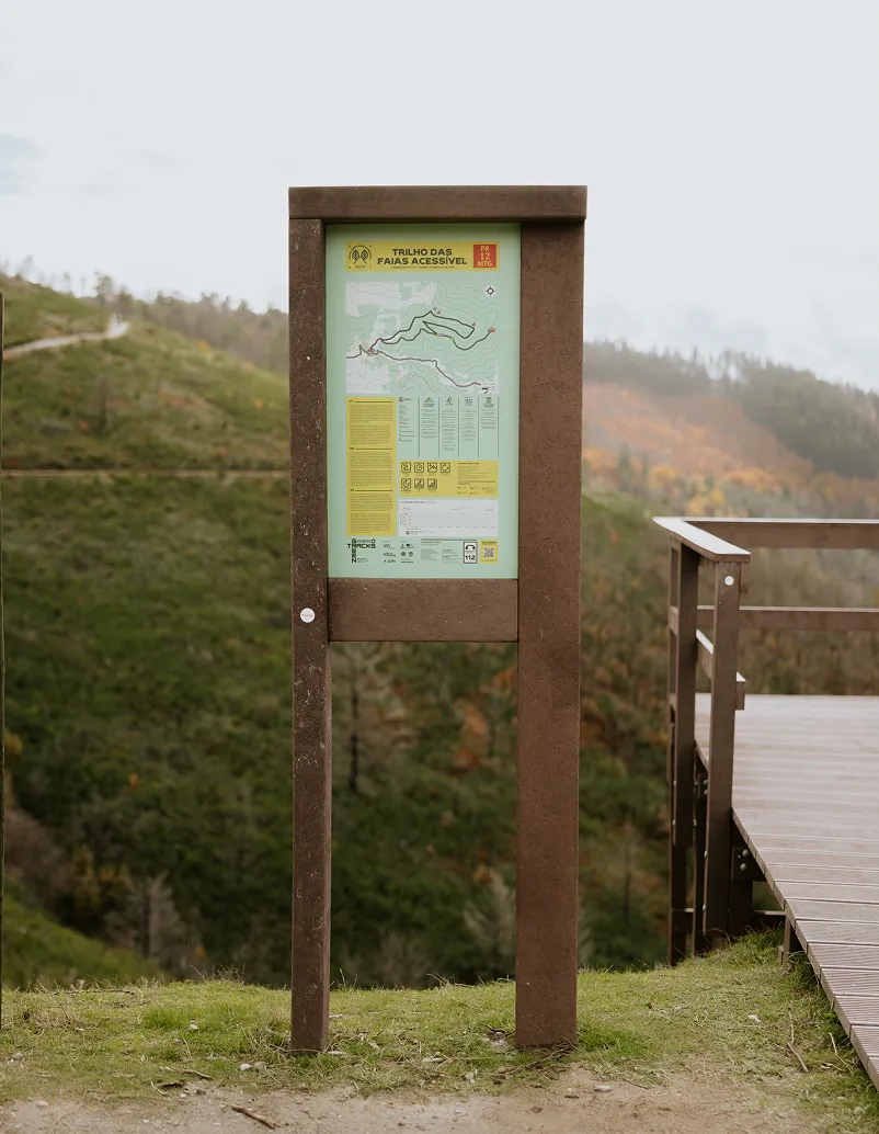 Painel informativo pequeno ICNF com estrutura em plástico reciclado castanho e painel em HPL Print. Vista parcial de miradouro em plástico reciclado castanho, modelo Floema, em área natural protegida da Serra da Estrela.