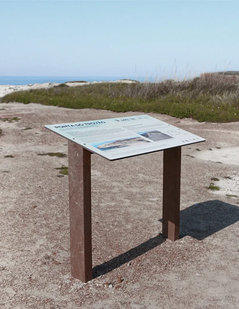 Mesa interpretativa em HPL Print com estrutura de plástico reciclado castanho em área natural.