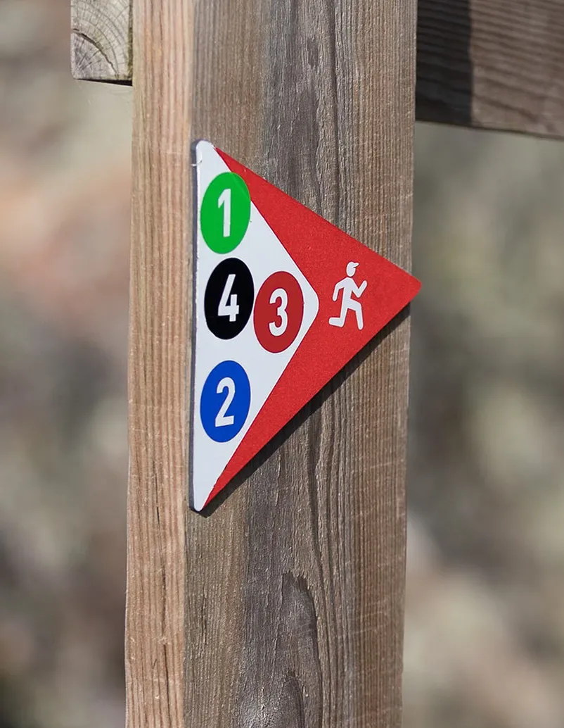 Placa de base de trail running em alumínio compósito com selos de numeração de rota.