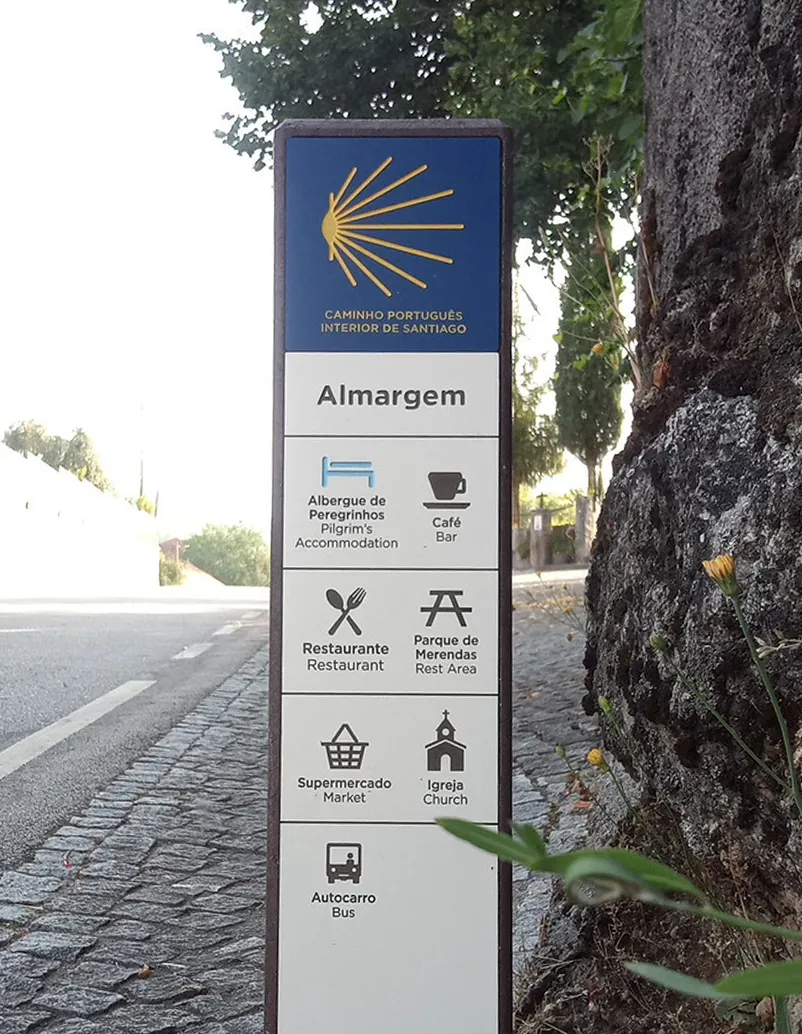 Totem de entrada de rota religiosa, caminhos de santiago, com informação em placas de HPL+ embutidas em perfil de plástico reciclado c