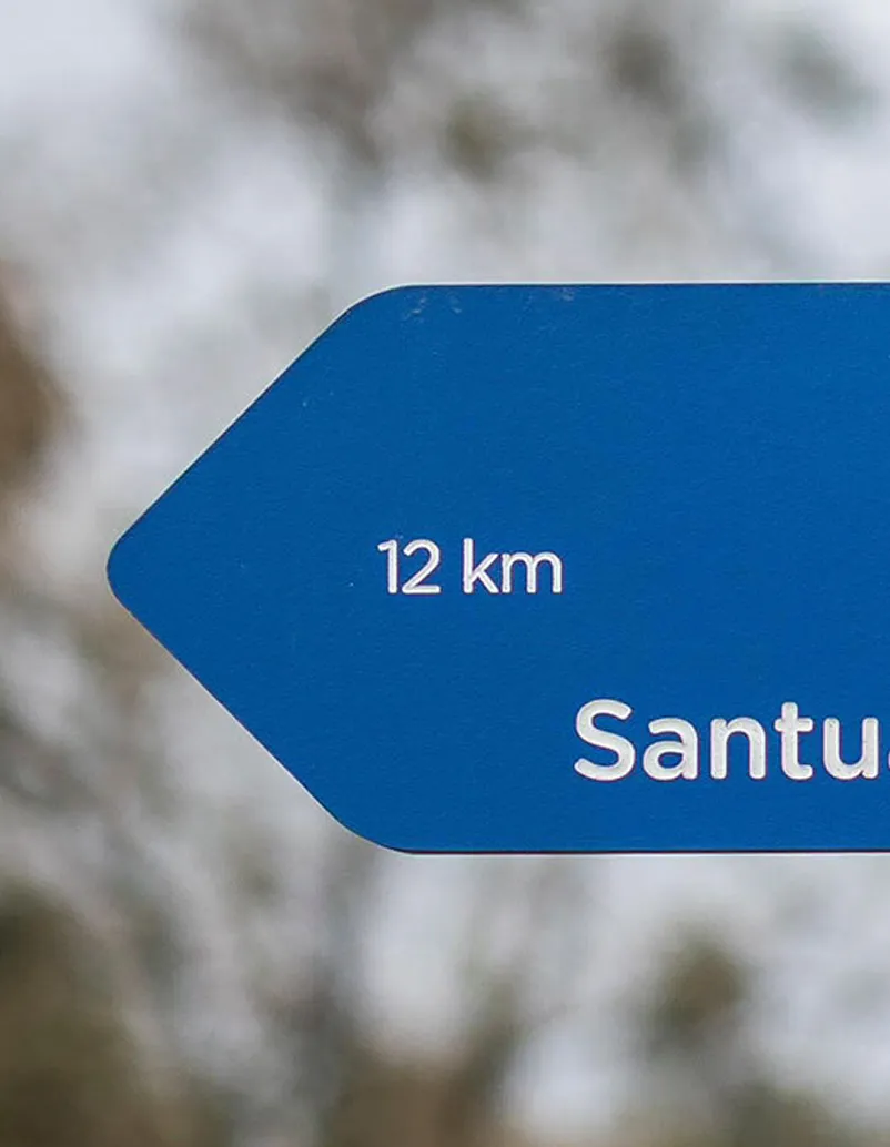 Detalhe de placa direcional de rotas religiosas, modelo Floema, em HPL