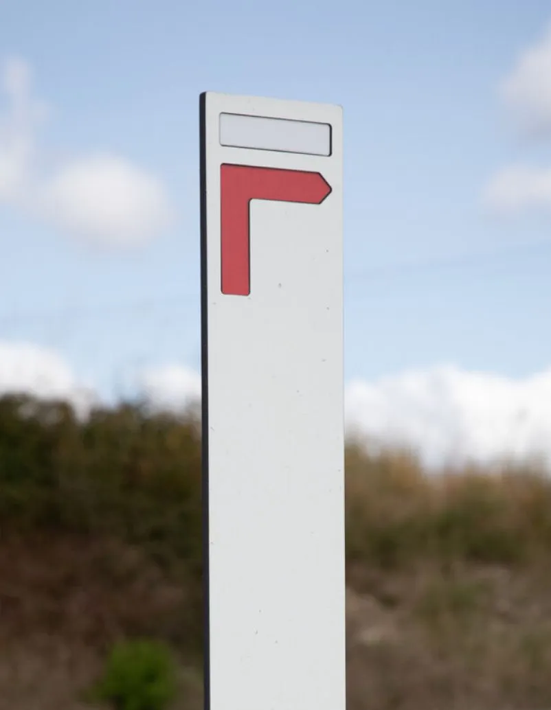 Detalhe de baliza para percursos pedestres modelo Floema em HPL+ com marcas de percurso.