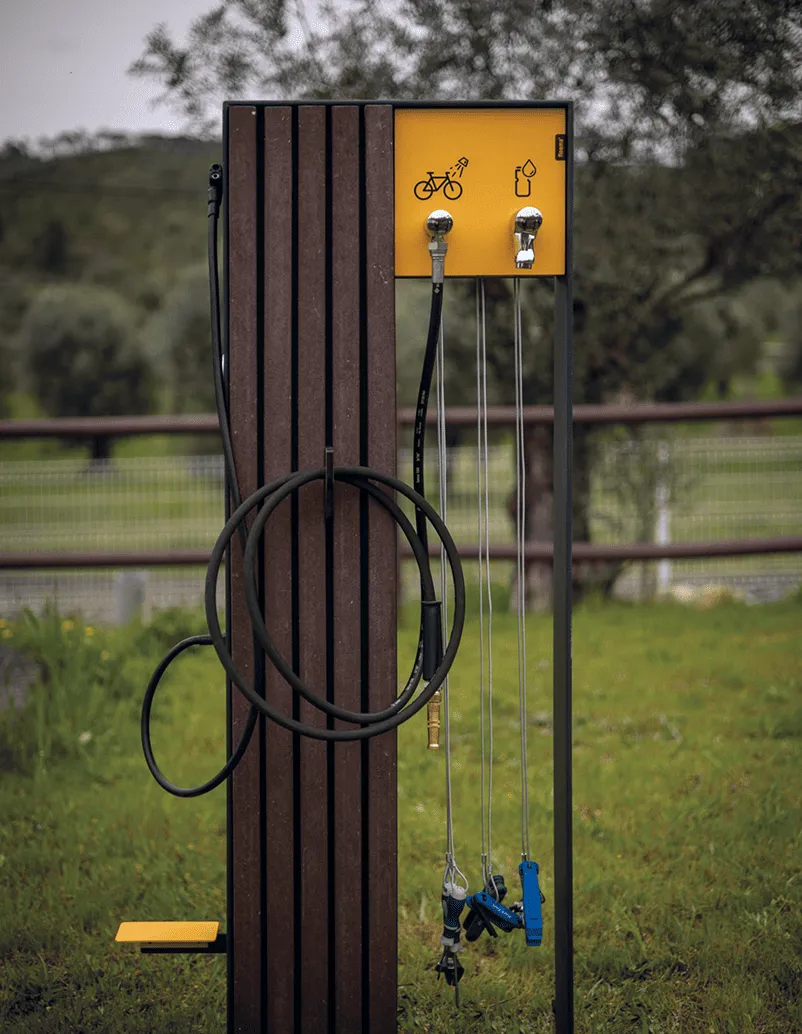 Estrutura da Floema's Bike Station para espaços urbanos, feita de plástico reciclado e aço. 