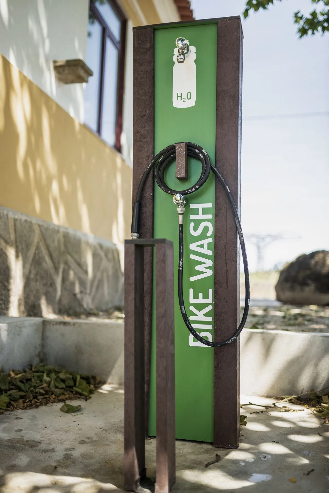 Visão frontal de bike station low tech floema com estrutura em HPL e plástico reciclado castanho