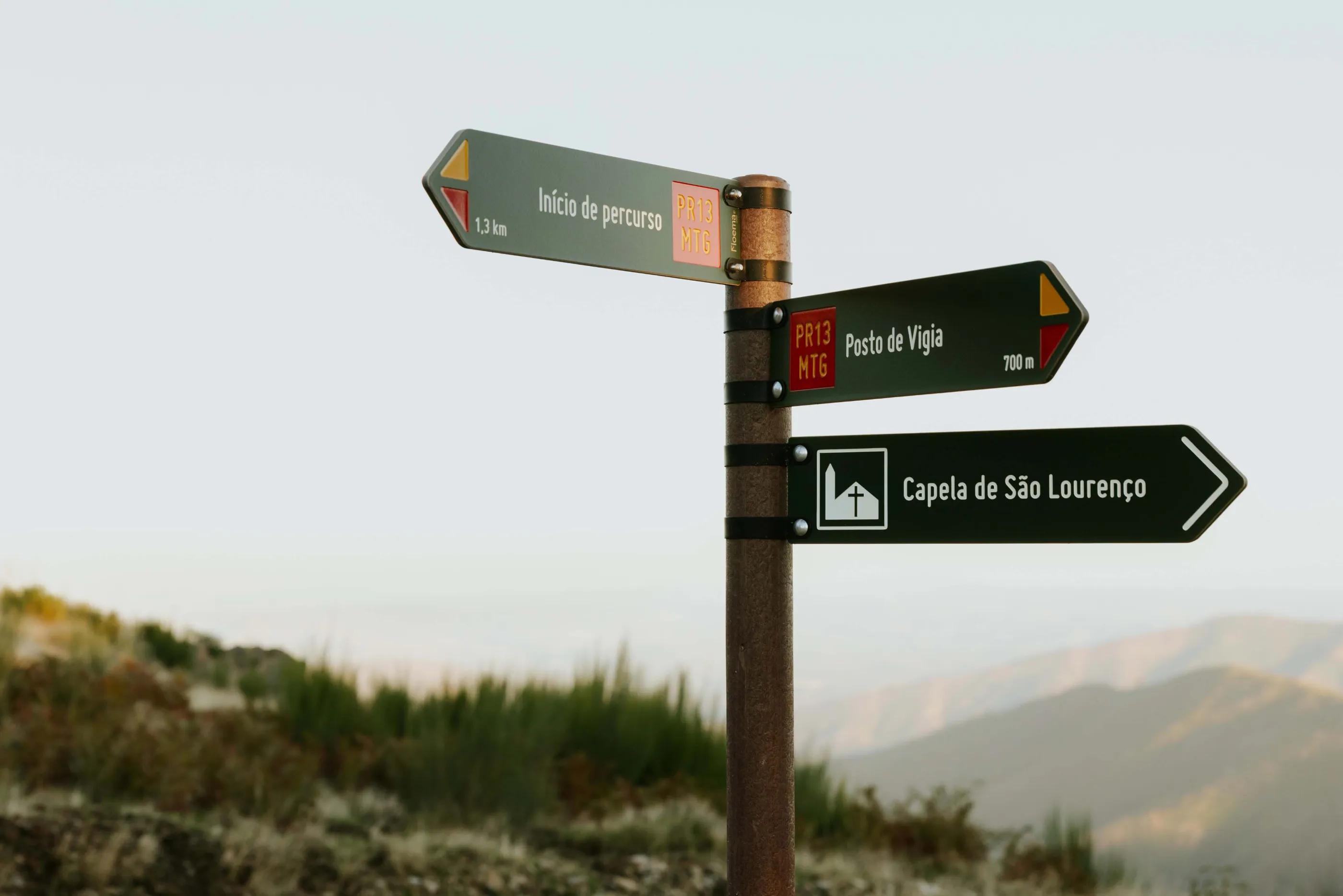 Placas direcionais para percursos pedestres da Floema Nature em HPL+