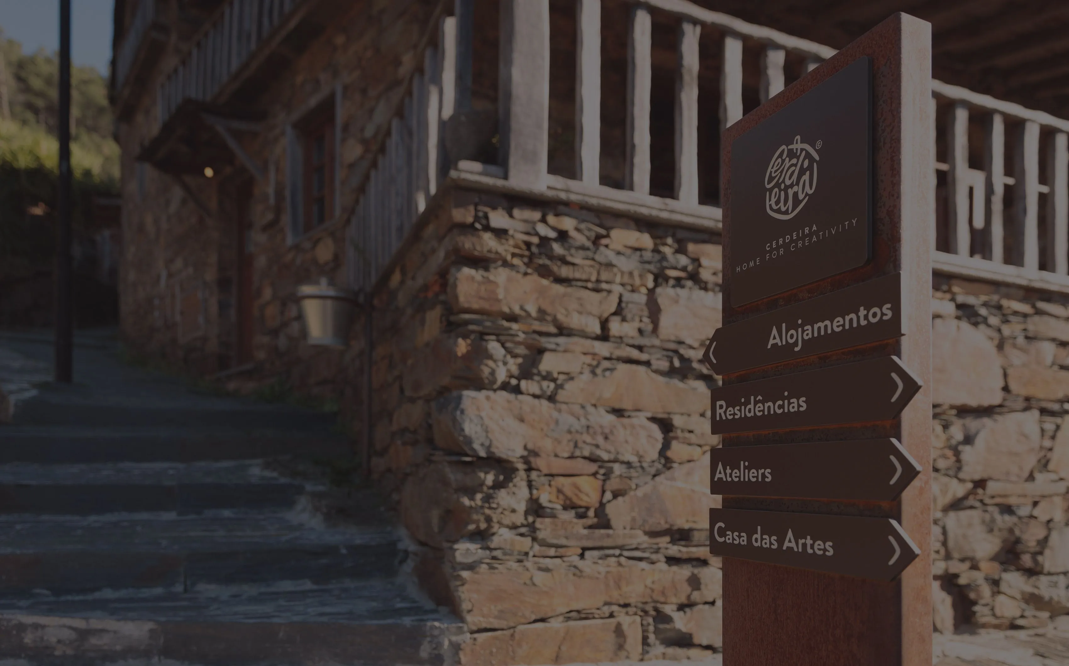 Totem direcional de exterior da Floema Details para a Cerdeira Home Village com estrutura em aço corten e placas em HPL+.