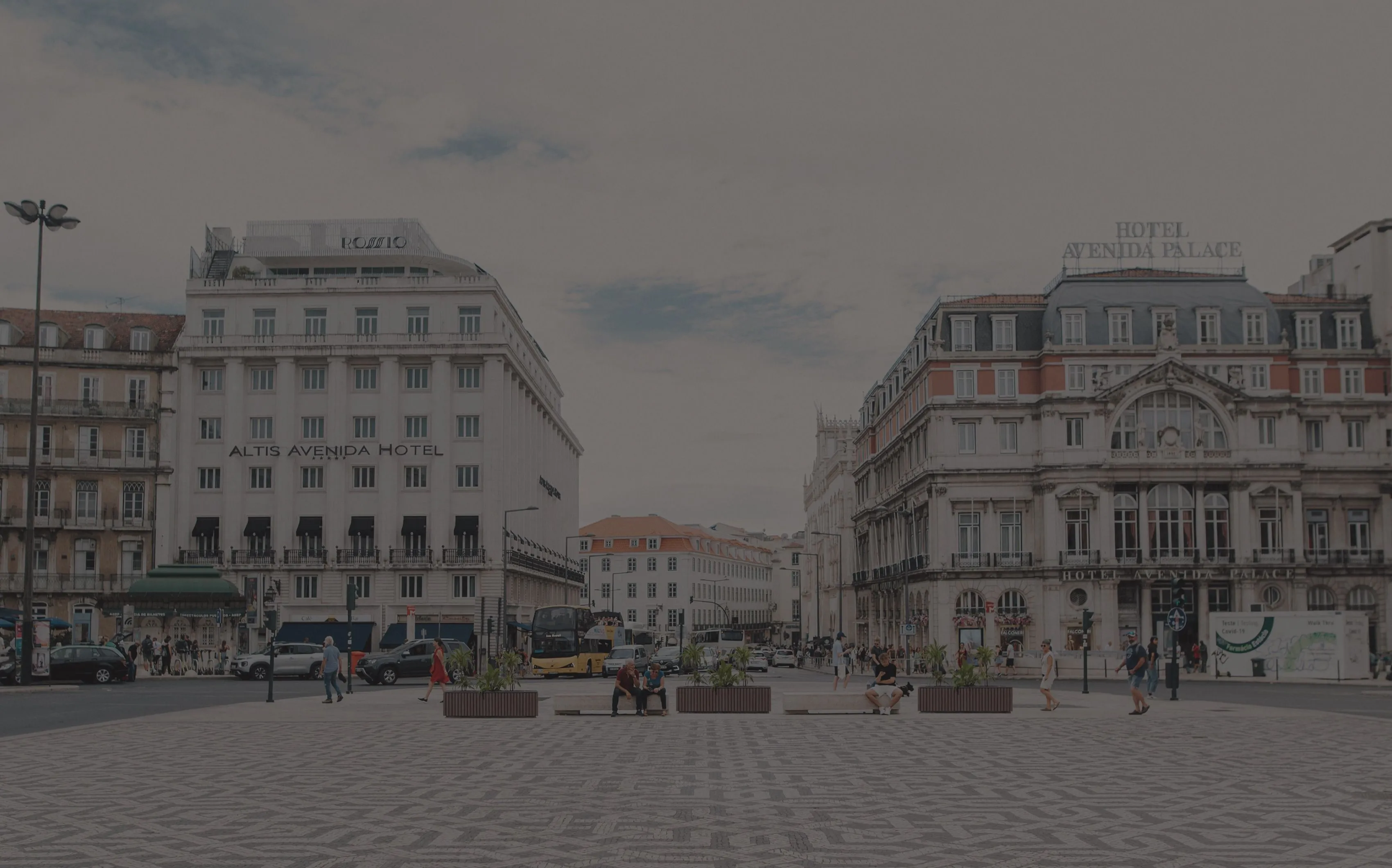 Praça dos Restauradores com floreiras urbanas Frame da Floema Urban.