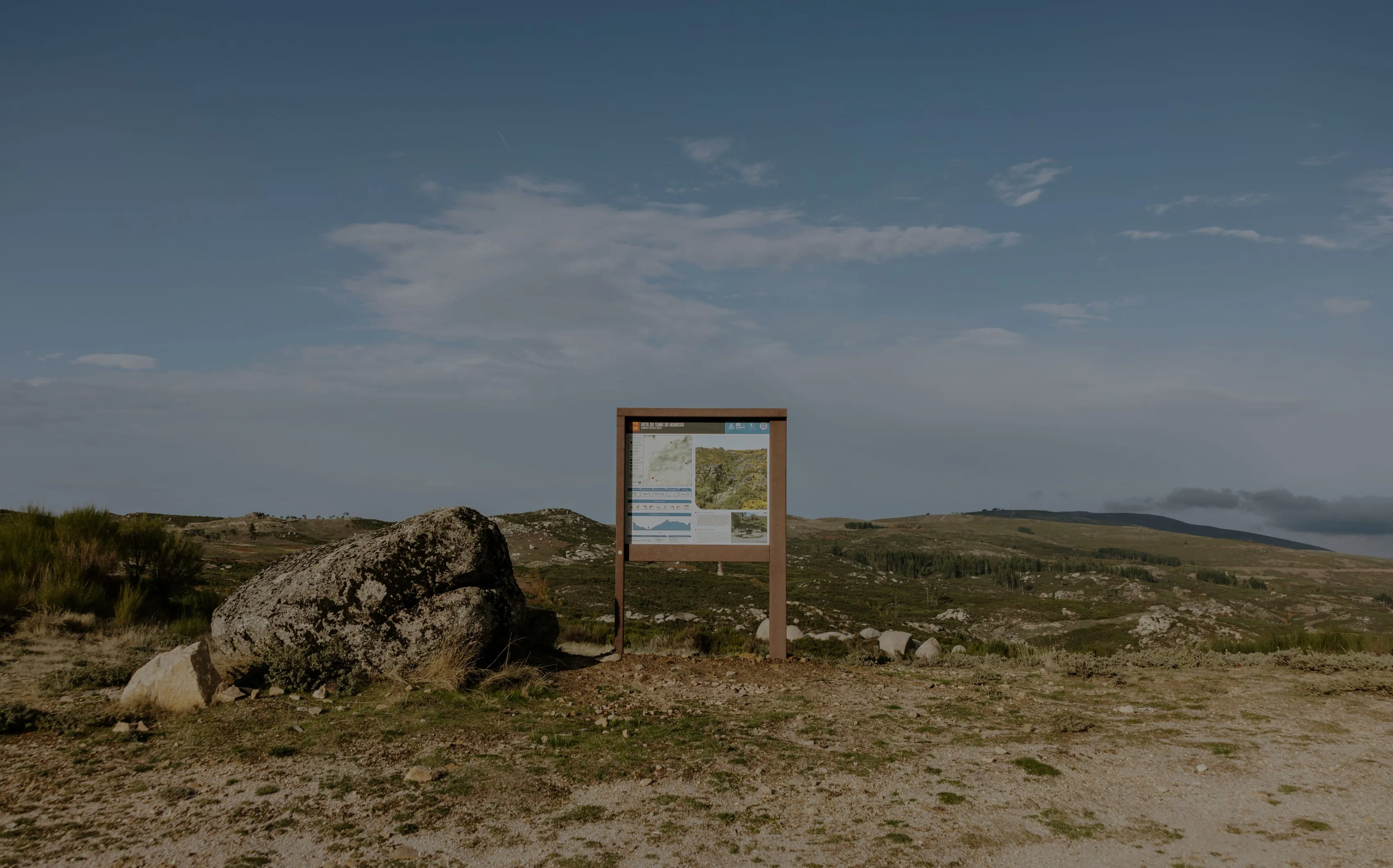 Painel informativo ICNF grande em plástico reciclado modelo Floema.