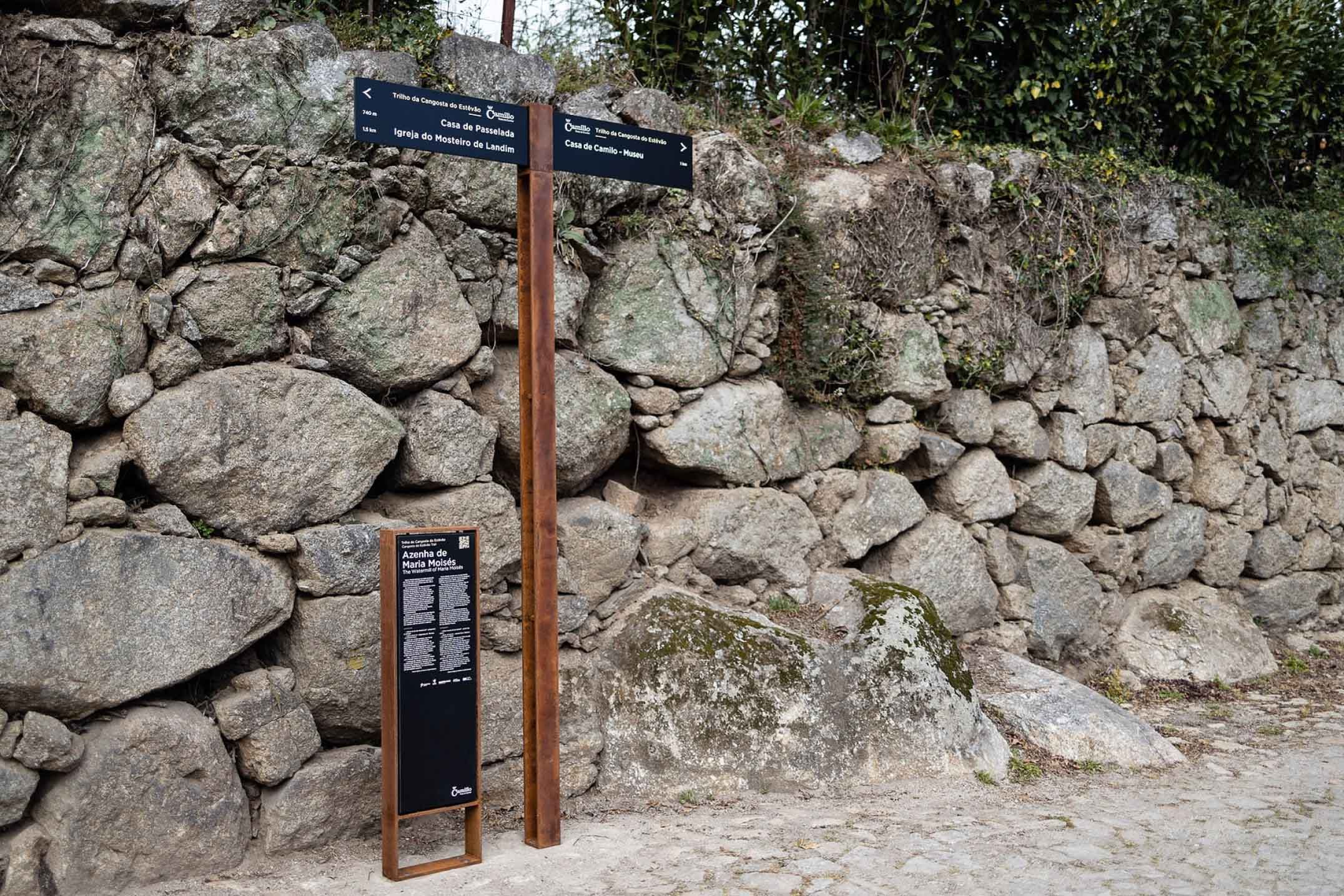 Tótem interpretativo y tótem direccional de la línea Frame de Floema Urban del sendero Trilho da Cangosta do Estêvão. Estructuras en acero corten e información en HPL+ de alta durabilidad.