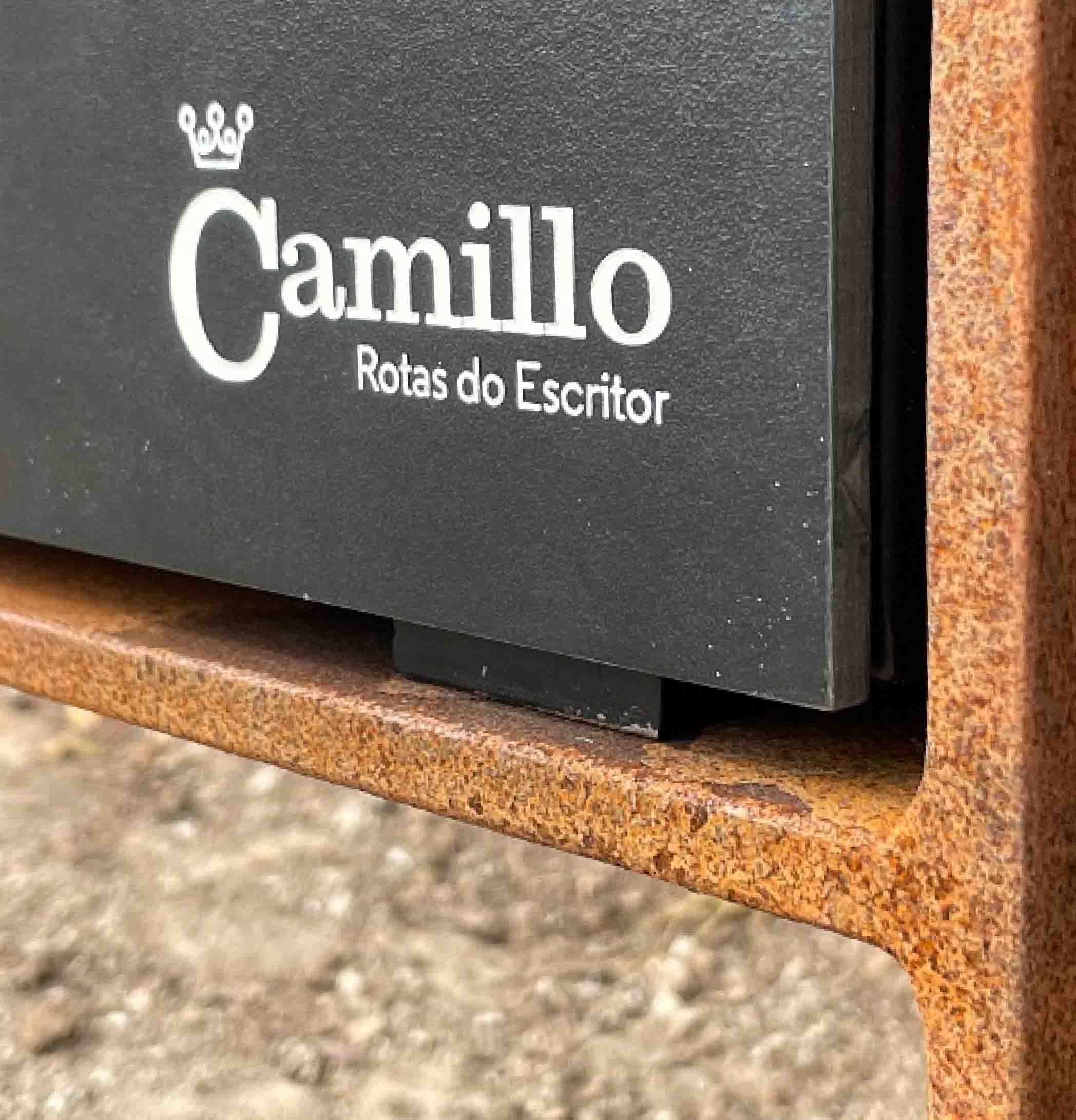 Detalle de logotipo de ruta urbana grabado en tótem informativo Frame, modelo Floema, con estructura de acero corten y panel en HPL+.