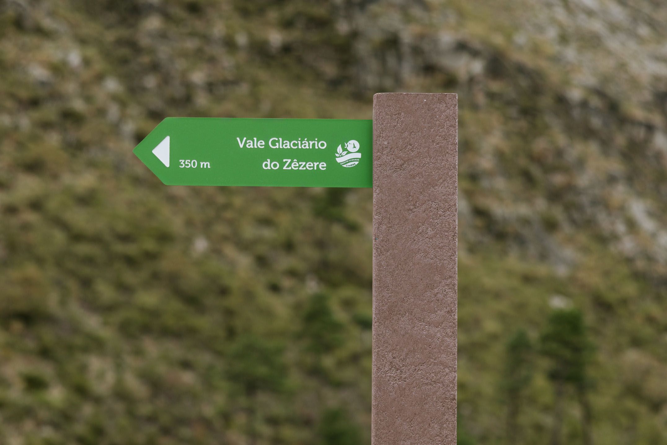 Placa direccional ICNF en HPL+ con poste de plástico reciclado marrón en el Geopark Estrela.