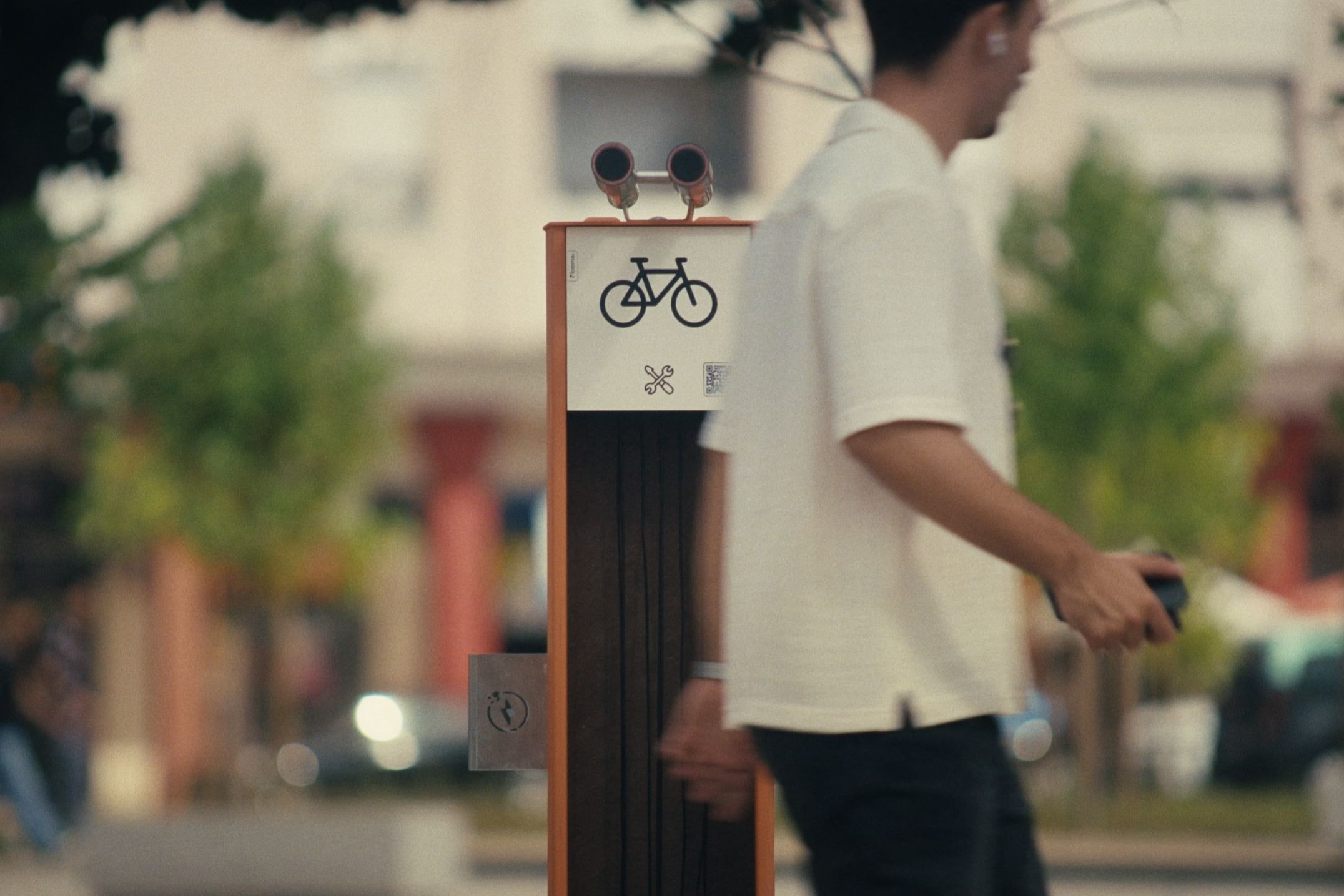 Estación de bicicletas urbana, equipamiento para la movilidad suave, en un espacio público
