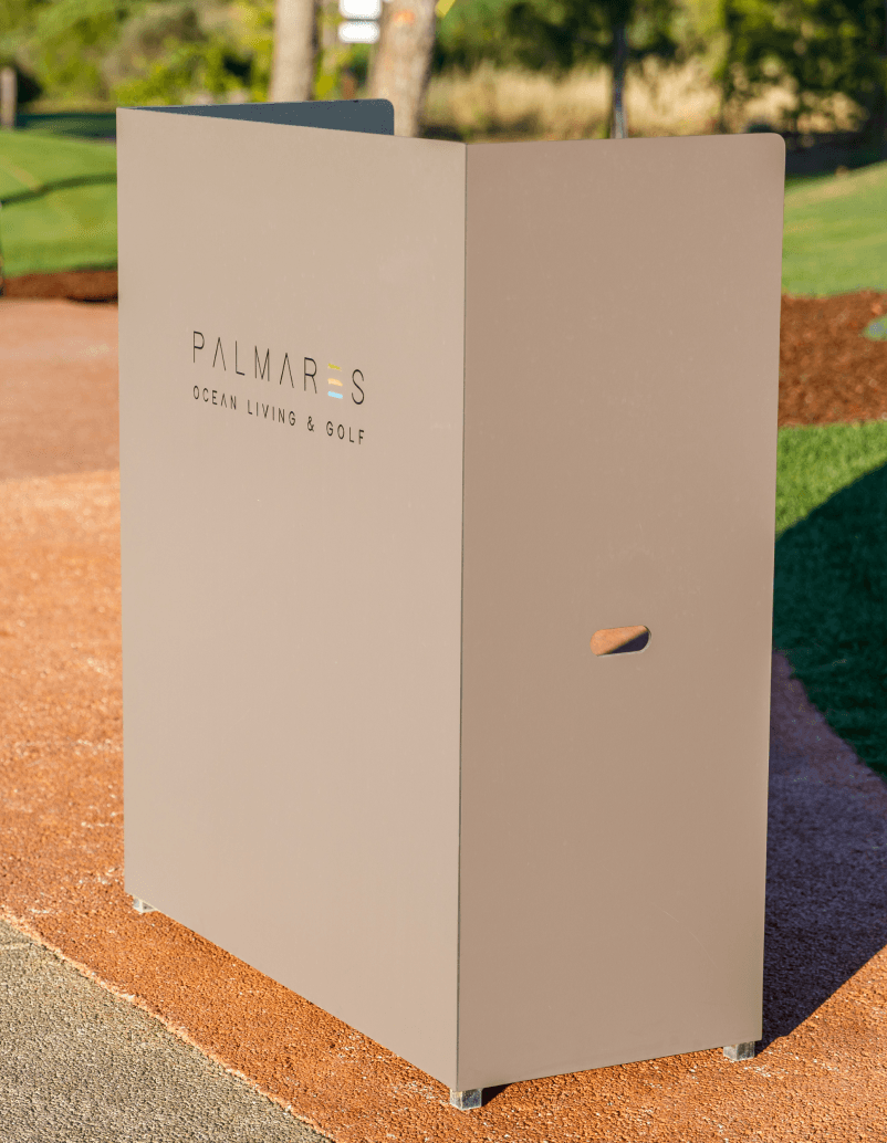 Vista lateral de podium starter en HPL+ para clubhouse de campo de golf.