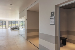 Placas de identificación y normas de uso de los servicios de spa en hotel, fabricadas en HPL+, modelo Floema.